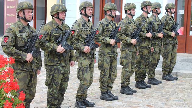 Vzpomínky na bitvu u Zborova a legionáře Jiřího Procházku se účastnili i členové 44. lehkého motorizovaného praporu.