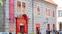 Slavnostní zahájení provozu Zámecké lékárny v Třeboni v pondělí 6. června odpoledne. Stínohra, Vokův poklad i pohyblivé obrazy, to vše baví návštěvníky, kteří se vydají za posledním z Rožmberků.