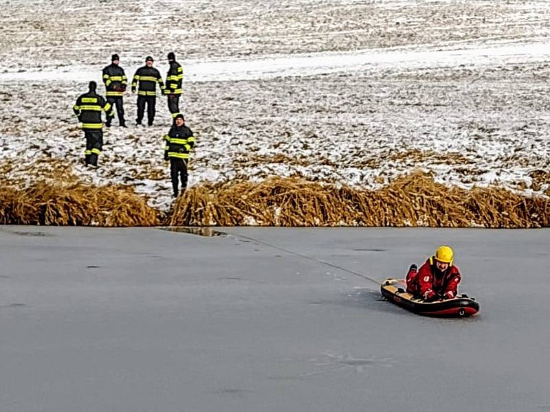 Trénink záchrany osob na ledu pomocí paddleboardu.