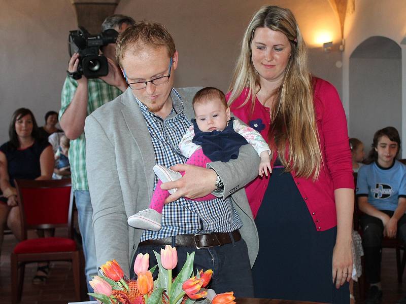 V refektáři muzea fotografie v Jindřichově Hradci byli přivítáni nejmladší občánci města.