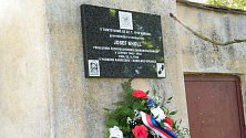V Plavsku v roce 2019 slavnostně odhalili desku na rodném domě generálmajora Josefa Kholla, který padl v boji o Duklu roku 1944. Nyní je bude usedlost nabídnutá k prodeji.