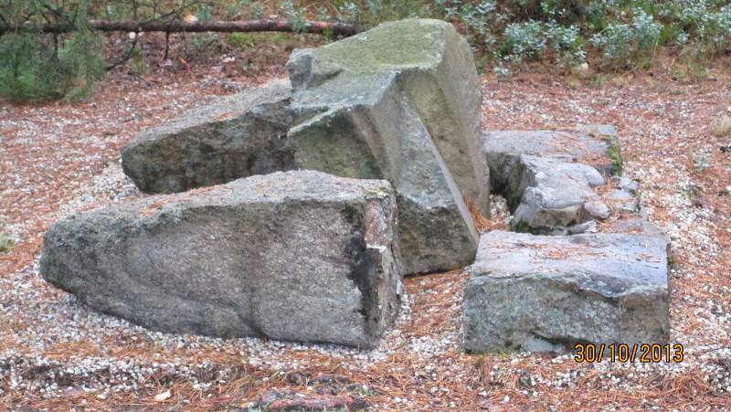 Pomníku padlého pohraničníka na Krabonoši se stal již několikrát terčem neznámých vandalů.