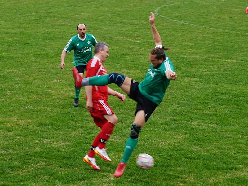 Fotbalisté Chlumu (v červeném) dokázali v 18. kole OP zvítězit na číměřském trávníku 3:2.