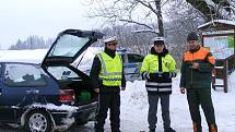 Společná hlídka jindřichohradecké dopravní police a rakouské u Nové Bystřice. 