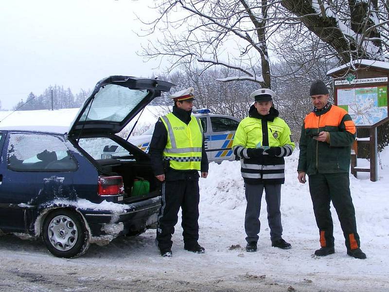 Společná hlídka jindřichohradecké dopravní police a rakouské u Nové Bystřice. 