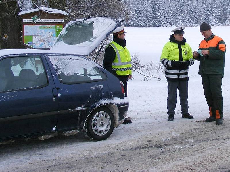 Společná hlídka jindřichohradecké dopravní police a rakouské u Nové Bystřice. 