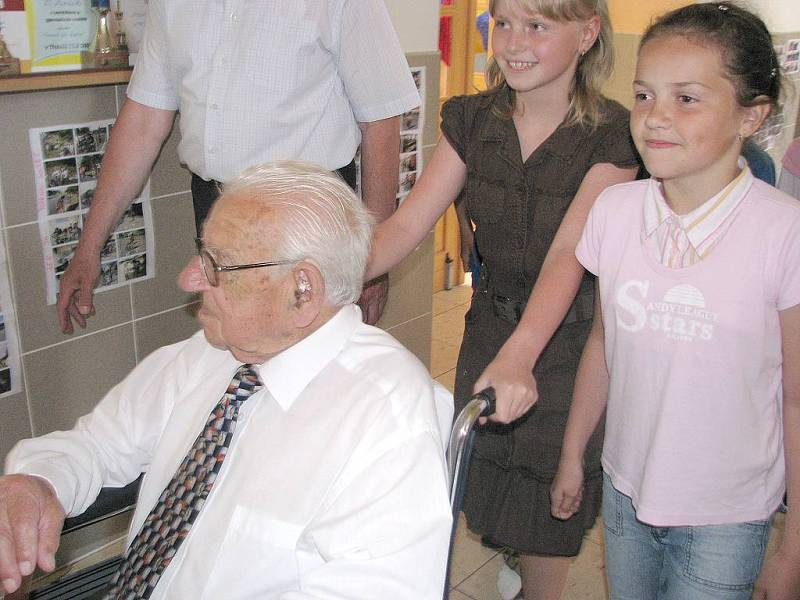 Sir Nicholas Winton zavítal do Kunžaku. 