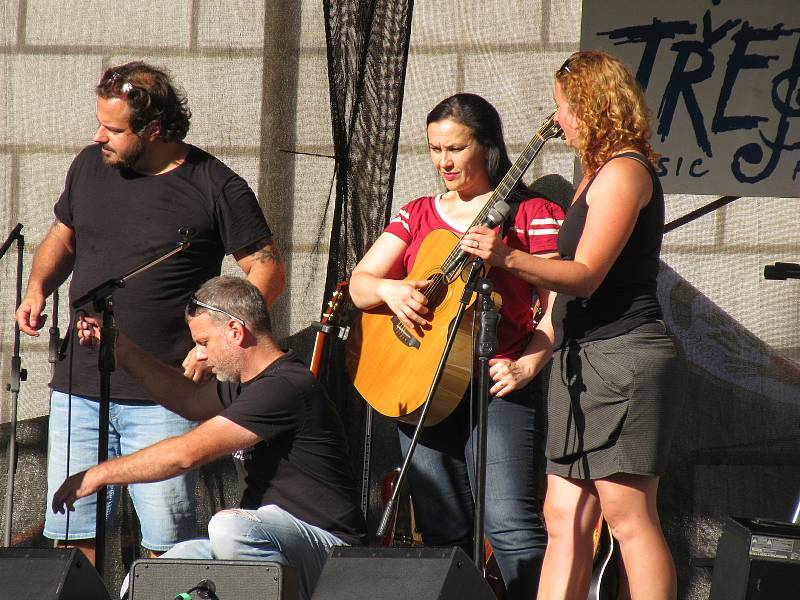 Festival Okolo Třeboně již tradičně zahájil prázdniny, v sobotu 4. července se na zámeckém nádvoří představila zpěvačka Jana Rychterová, kapela Epydemye a Xindl X.