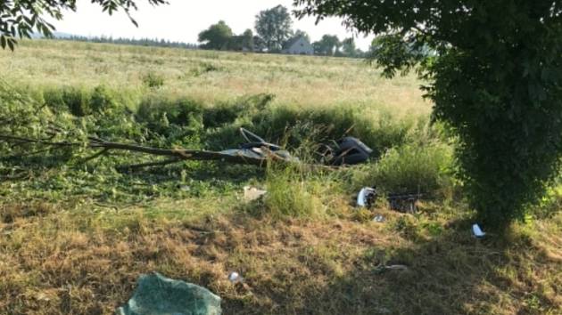 U Děbolína na Jindřichohradecku narazila dodávka do stromu. Spolujezdkyně na místě zemřela.