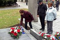 U památníku Obětem zla si Třeboňáci připomněli 17. listopad.