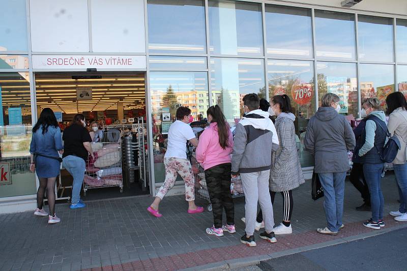 Lidé stáli fronty na nákup v Jindřichově Hradci v pondělí před devátou hodinou.