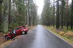 Řidička u Klikova nezvládla zatáčku a auto se převrátilo přes střechu. 