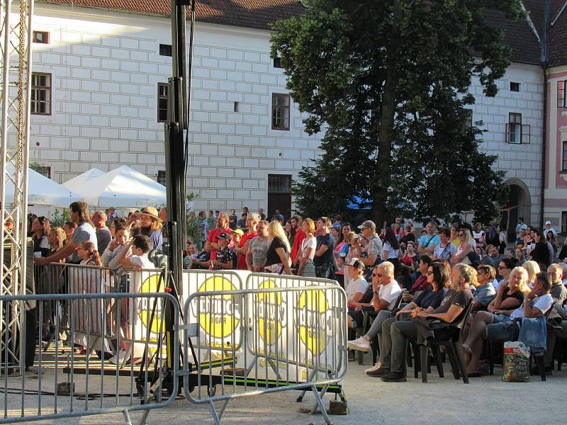 Festival Okolo Třeboně již tradičně zahájil prázdniny, v sobotu 4. července se na zámeckém nádvoří představila zpěvačka Jana Rychterová, kapela Epydemye a Xindl X.