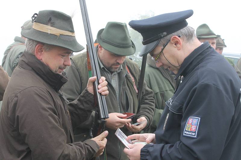 Policisté kontrolovali zbraně a potřebné dokumenty před honem, který pořádalo sdružení Vrška z Nové Včelnice.