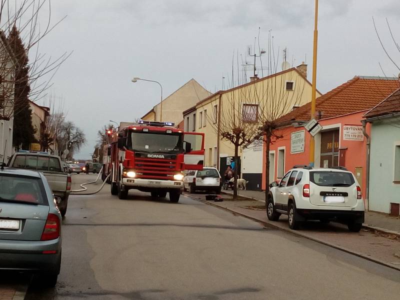 Požár přístřešku v Jindřichově Hradci v ulici 9. května.