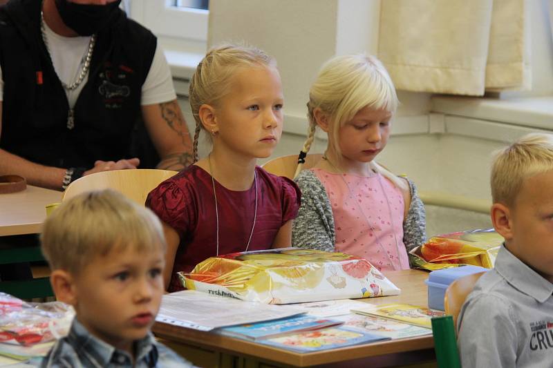 Celkem pětatřicet prvňáčků ve dvou třídách přivítali na jindřichohradecké 5. základní škole na sídlišti Vajgar. Nové žáky kromě třídních učitelek a vedení školy přivítal i hradecký starosta Jan Mlčák. První školní den provázela zpřísněná hygienická opatře