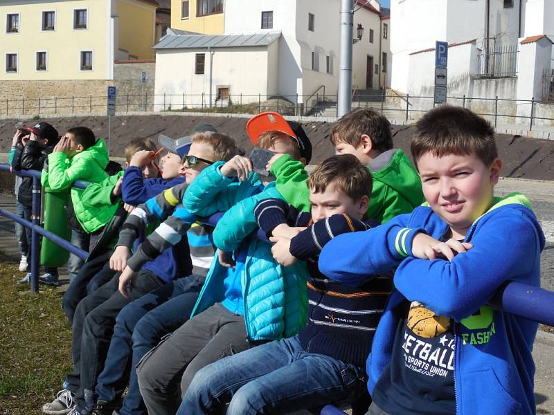 Na nábřeží rybníku Vajgar pozorovali zatmění Slunce žáci z 1. základní školy.