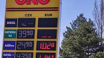 Na Tank Ono v pondělí 11. dubna již šlo natankovat litr benzínu pod 40 korun. Snímek je z Jindřichova Hradce. 