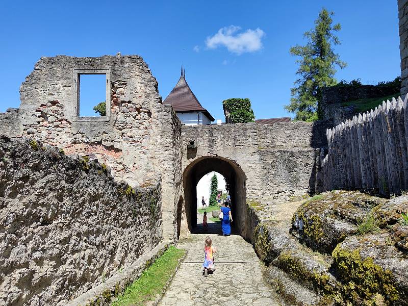 Oblíbeným cílem turistů v České Kanadě je hrad Landštejn. 