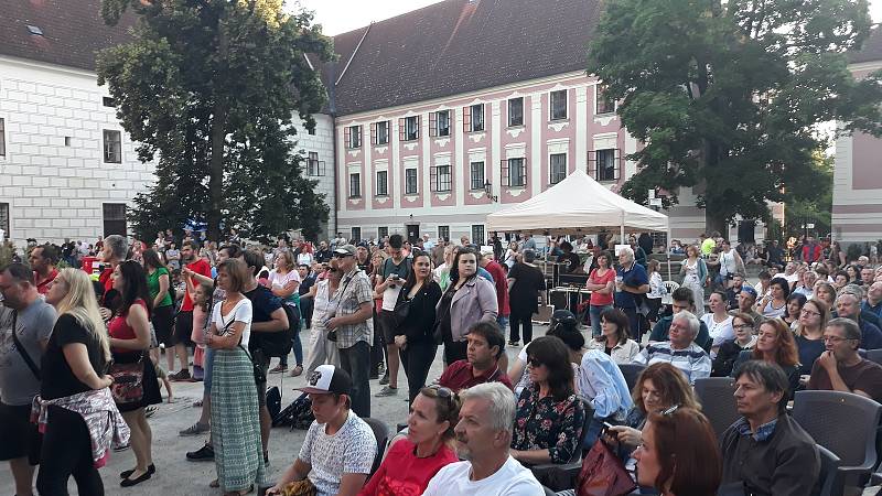 Festival Okolo Třeboně již tradičně zahájil prázdniny, v sobotu 4. července se na zámeckém nádvoří představila zpěvačka Jana Rychterová, kapela Epydemye a Xindl X.