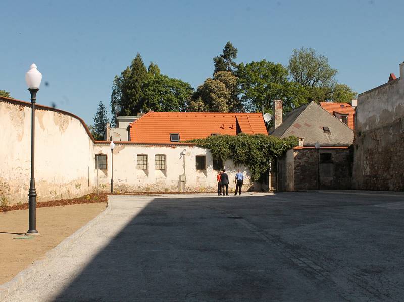 Opravené parkoviště pod jezuitskou kolejí je od pátečního dopoledne znovu otevřené.