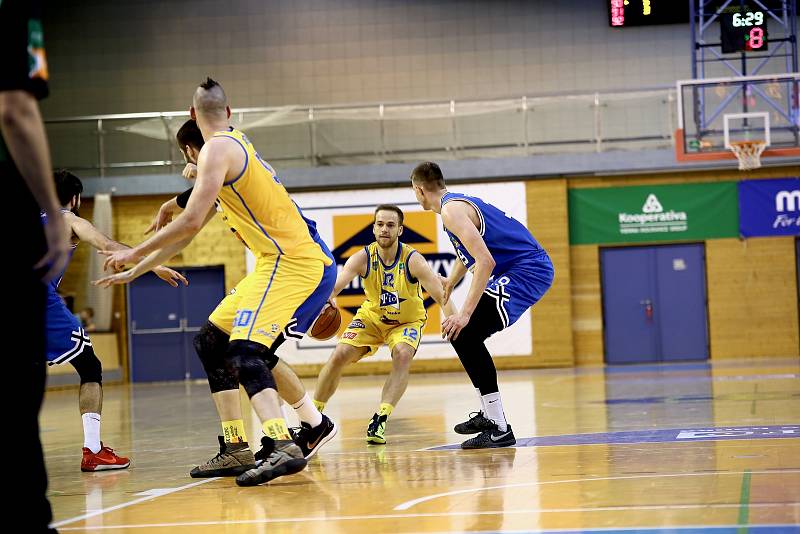 Hradecká Basket Fio banka v úvodním kole play-out zdolala USK Praha 95:78.