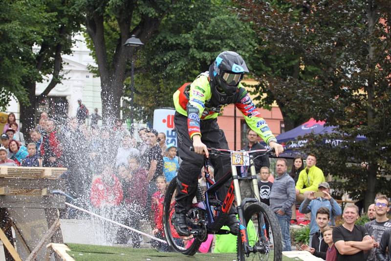 Z jízdy odvážných bikerů, kteří se řítili z dačické věže až na náměstí, se mnohdy tajil dech.