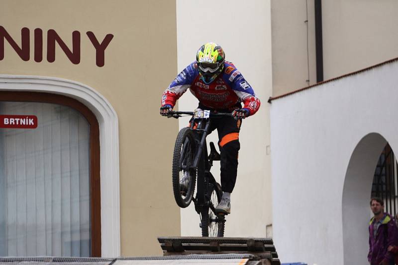 Z jízdy odvážných bikerů, kteří se řítili z dačické věže až na náměstí, se mnohdy tajil dech.