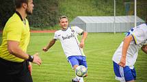 Fotbalisté Slavonic (v bílých dresech) podlehli v šestém kole I. B třídy na domácím stadionu Hornímu Žďáru 0:2.