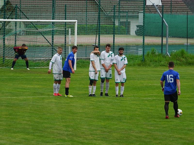 Fotbalisté Staré Hlíny (v bílém) zvítězili v souboji celků z čela tabulky okresního přeboru na půdě Číměře 2:0.