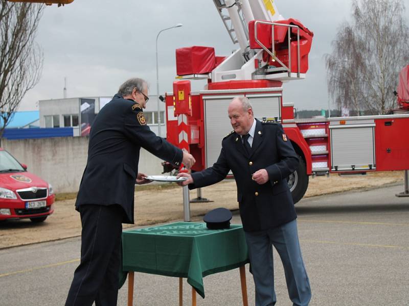 Profesionální hasiči se sešli u příležitosti 45. výročí založení sboru v J. Hradci a 40. výročí profitýmu v Třeboni. Součástí bylo slavnostní předání techniky. 