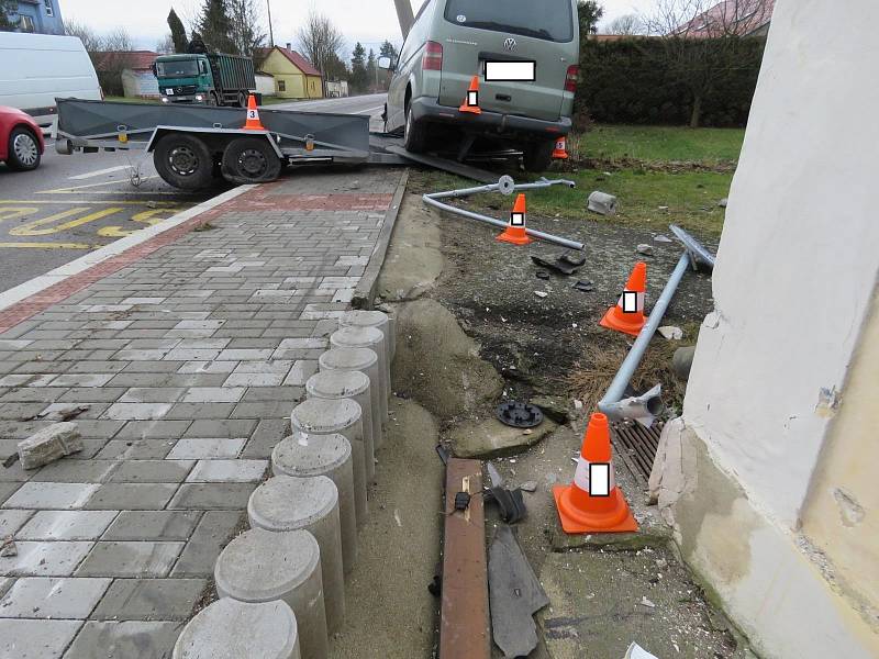 Nehoda dodávky v Mláce připravila obec na několik hodin o elektrický proud.