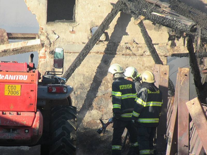 V neděli 27. září ještě celý den hasiči dohašovali požár budovy starého kravína u České Olešné, na pomoc povolali těžkou techniku.