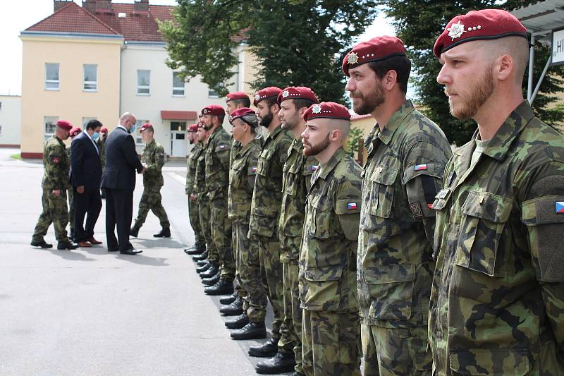 Vojáci v Jindřichově Hradci si slavnostním nástupem připomněli Den ozbrojených sil.