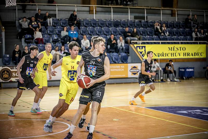 Basketbalisté GBA Lions Jindřichův Hradec (ve žlutém) ve třetím kole I. ligy deklasovali Pelhřimov 102:60.