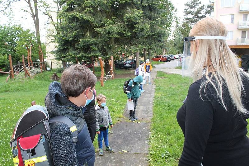 Do dačické základní školy v Komenského ulici po dvou měsících dorazilo 188 žáků prvního stupně.