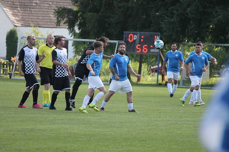 Fotbalisté Buku (v modrobílém) v úvodním kole I. B třídy doma v derby remizovali s Horním Žďárem 1:1.