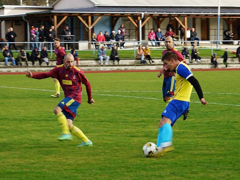 Fotbalisté Nové Bystřice (ve fialových dresech) v hlavním taháku 12. kola I. B třídy remizovali s Novou Včelnicí 1:1.