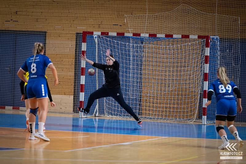 Jindřichohradecké házenkářky (v modrém) figurují po úvodní části I. ligy na šestém místě.