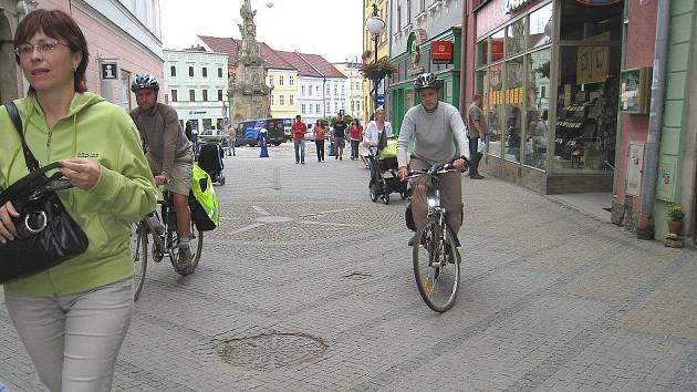 V jindřichohradecké Panské ulici mnozí cyklisté dopravní značku Pěší zóna nerespektují. 