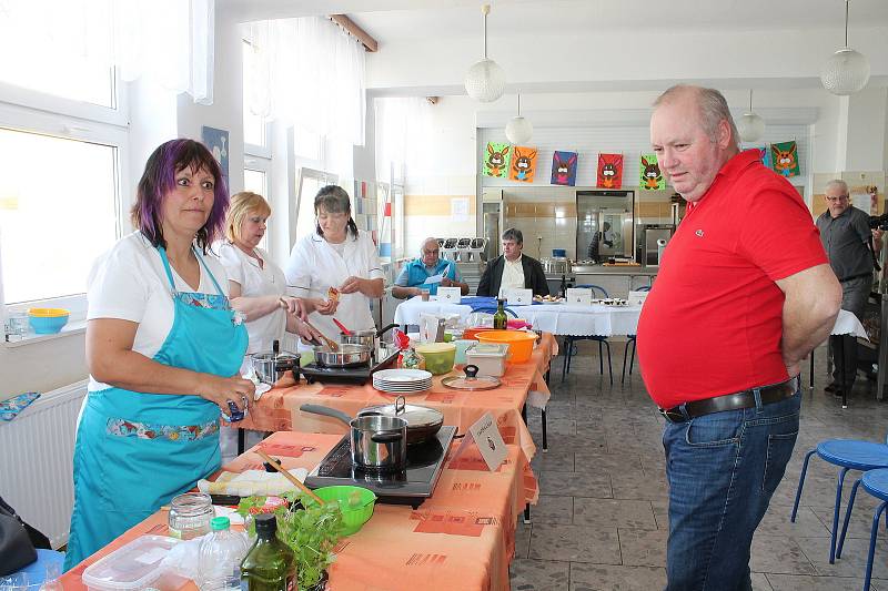 Kuchařky z mateřských škol z Jindřichova Hradce se utkaly v soutěži Jak se vaří zdraví.