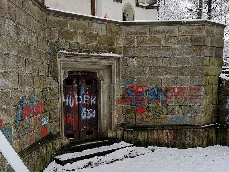 Kostel svatého Jakuba v Jindřichově Hradci spolu s hrobkou Černínů je častým cílem procházek. Bohužel, také sem vyrážejí za zábavou vandalové.