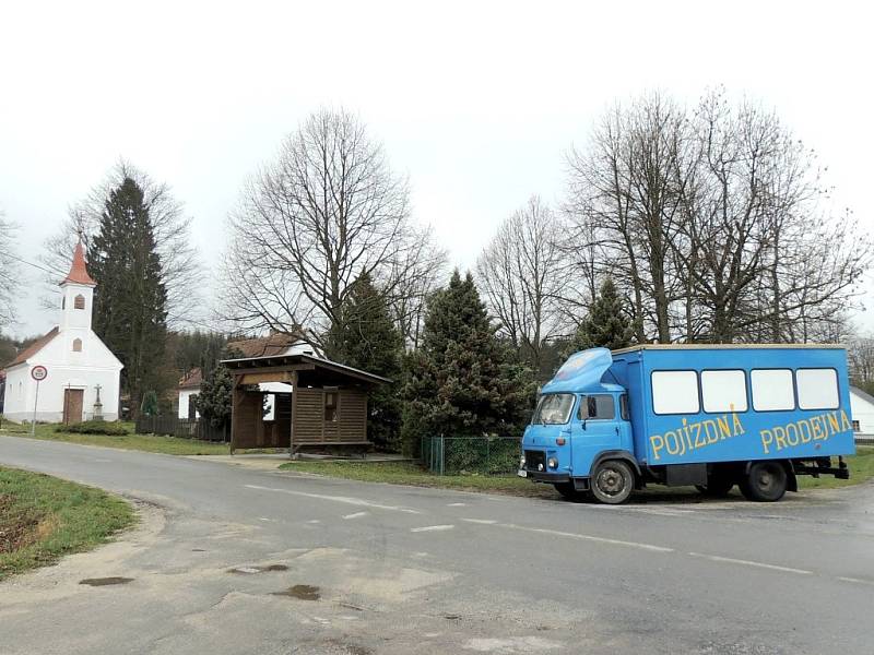 POJÍZDNÁ PRODEJNA zásobuje i obyvatele malé vesnice Stálkov na Novobystřicku.