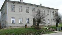 Budova bývalé školy v Dolní Radouni - současný pohled.