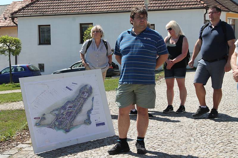 V Deštné se lidé sešli při protestu proti vybudování úložiště jaderného odpadu.