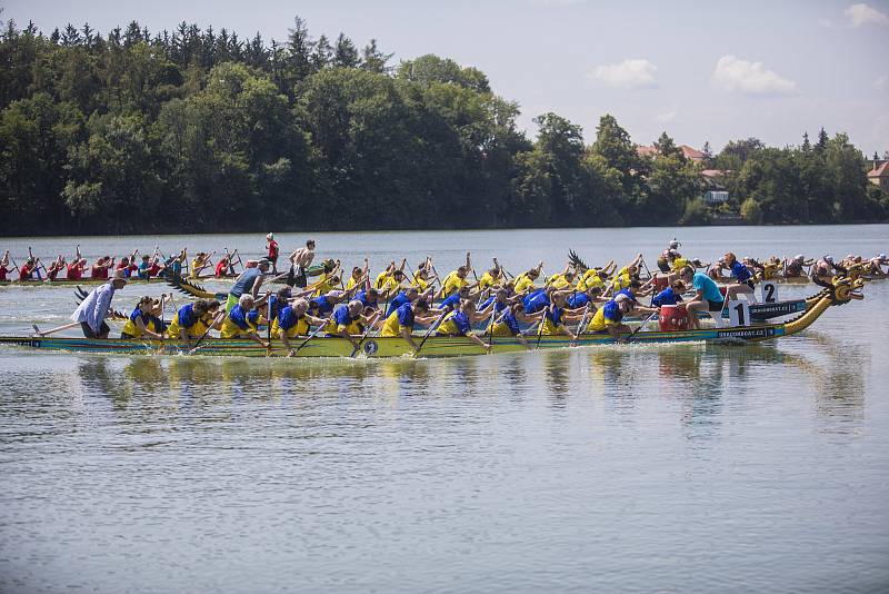 V sobotu se na Vajgaře uskutečnil první ročník závodů dračích lodí Vajgarská saň. Foto: Martin Kozák