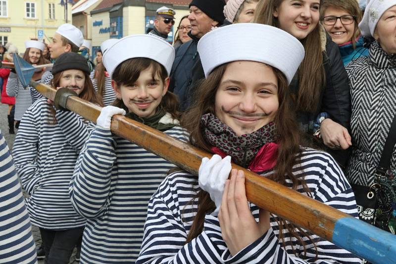 Jindřichovým Hradcem prošel tradiční průvod masopustních maškar.