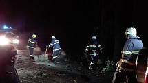 Noční zápolení hatínských hasičů s popadanými stromy na silnici.