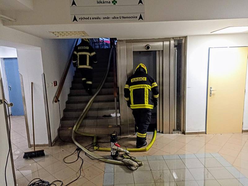 Hasiči čerpali vodu z budovy B hradecké nemocnice, kde sídlí porodnice. Bylo tam kolem 30 centimetrů vody a dostala se do výtahových šachet a na chodby.
