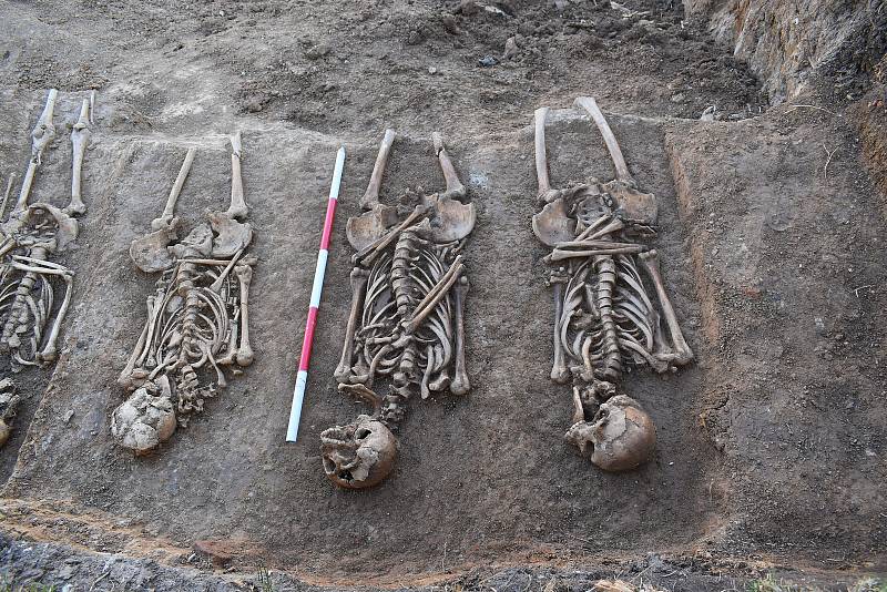 Za hřbitovní zdí našli archeologové téměř třicítku lidských koster, některé hroby vykazovaly anomálie.